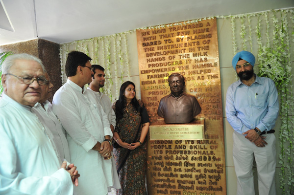 Dr. V Kurien’s bust & dedicated website unveiled by Ms. Nirmala Kurien